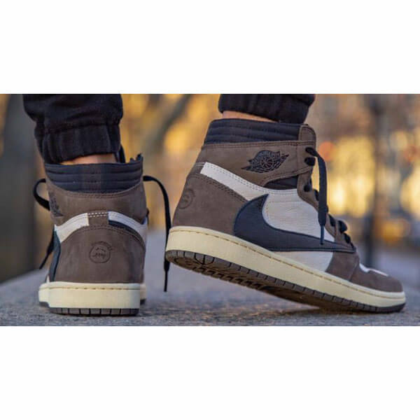 超激安！ジョーダン トラビス 偽物 ナイキ エアージョーダン 1  レトロ CD4487-100 茶色