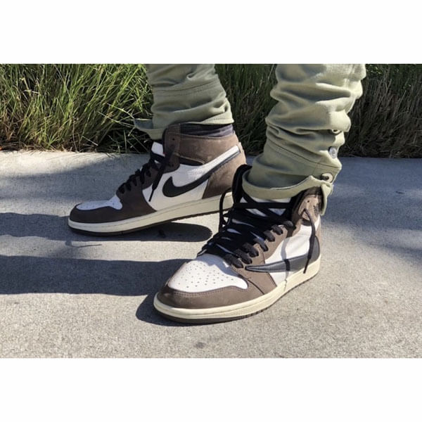 超激安！ジョーダン トラビス 偽物 ナイキ エアージョーダン 1  レトロ CD4487-100 茶色