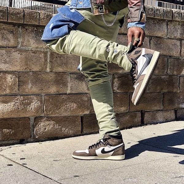 超激安！ジョーダン トラビス 偽物 ナイキ エアージョーダン 1  レトロ CD4487-100 茶色