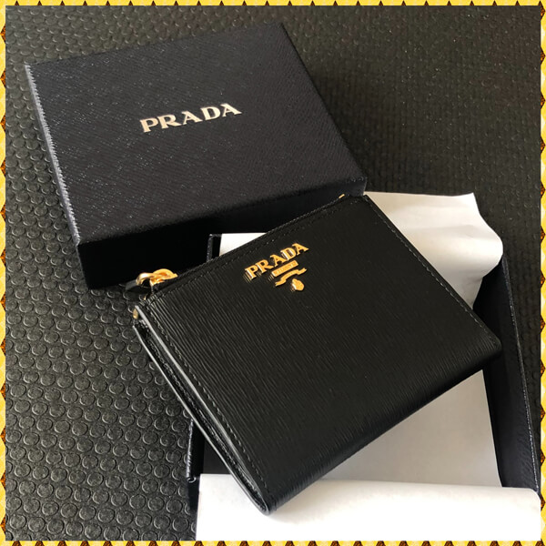プラダ 偽物Vitello Move 1ML024 2つ折りコンパクト財布 国内発送