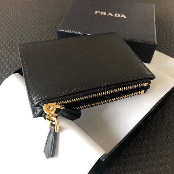 プラダ 偽物Vitello Move 1ML024 2つ折りコンパクト財布 国内発送