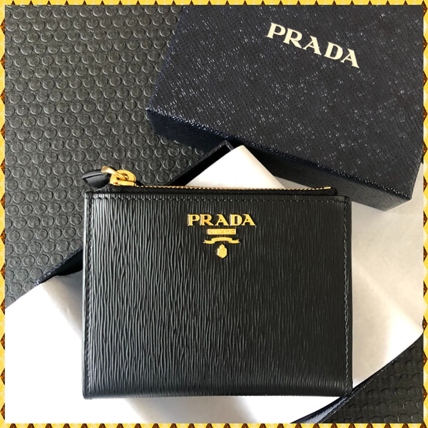 プラダ 偽物Vitello Move 1ML024 2つ折りコンパクト財布 国内発送