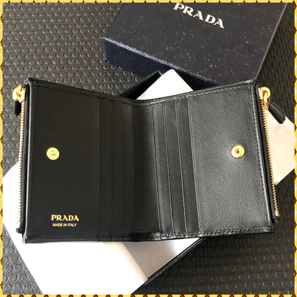 プラダ 偽物Vitello Move 1ML024 2つ折りコンパクト財布 国内発送