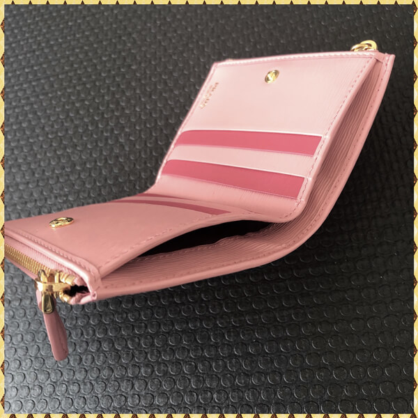 プラダ 偽物Vitello Move 1ML024 2つ折りコンパクト財布 国内発送