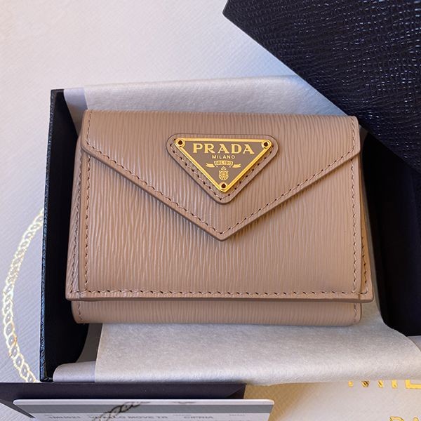 プラダ財布