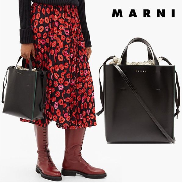 マルニ トート 偽物★レザーショッパーバッグ 巾着ロゴトートSHMPV01TY0 LV639 Z1N99