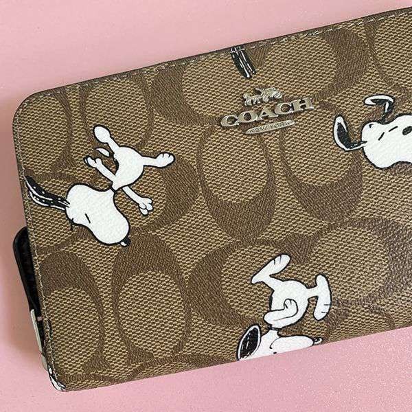 【関税・送料込】【コーチ x スヌーピー】●レア！●機能的でコンパクトなお財布