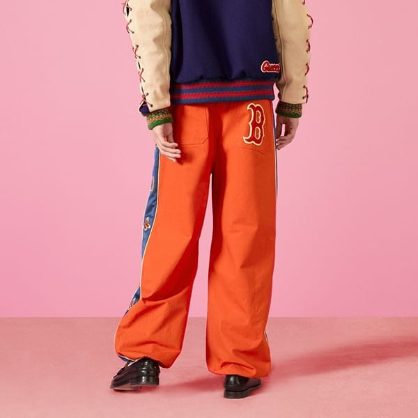 【即発】グッチ MLB レッドソックス パッチ付き ジョガーパンツ 偽物 717233ZALEP7708
