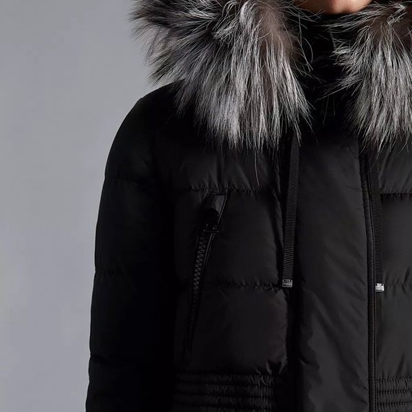 【モンクレール】"Aphroti" 偽物ファーフード付ロングダウンジャケット/黒H20931B