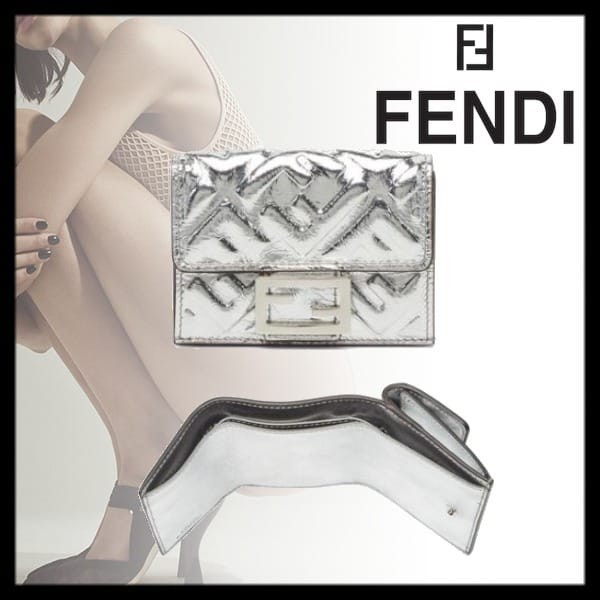 フェンディ マイクロ三つ折りバゲット 財布 偽物 8M0395AJBRF0MK5