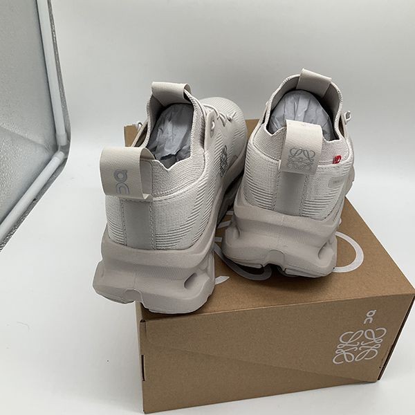 ユニークなデザインロエベ×Onコラボ 偽物クラウドティルト スニーカーL929282X15