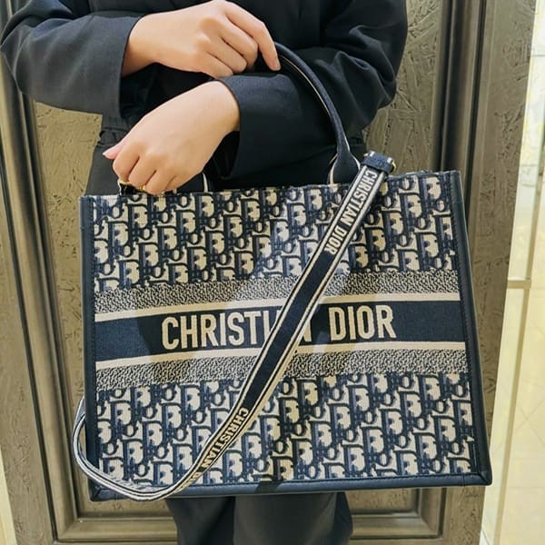 ディオール ブックトート 偽物 バッグ ミディアム M1324CZBB_M928