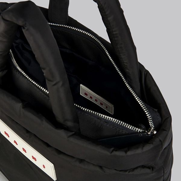 人気アイコンも注目マルニ ブラック PUFF ミニトートバッグ偽物BMMP0131U2P646000N99