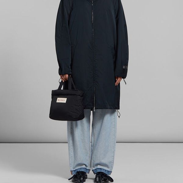 人気アイコンも注目マルニ ブラック PUFF ミニトートバッグ偽物BMMP0131U2P646000N99