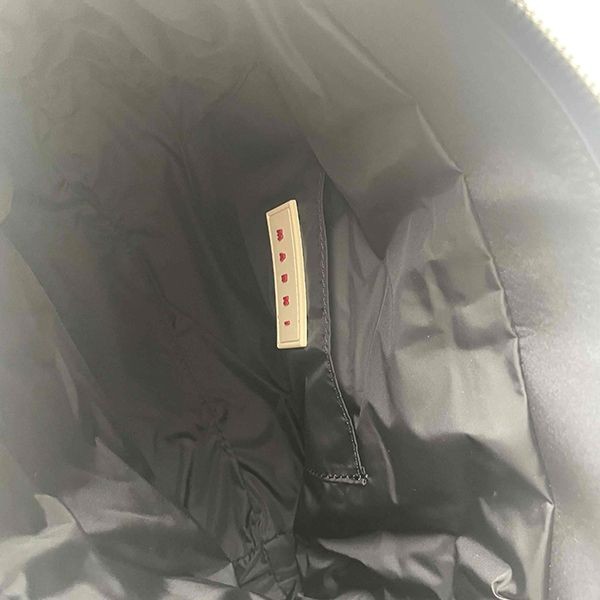 人気アイコンも注目マルニ ブラック PUFF ミニトートバッグ偽物BMMP0131U2P646000N99