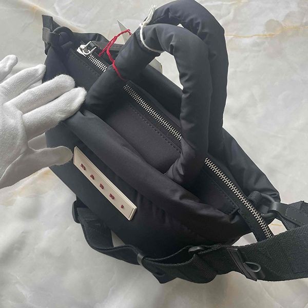 人気アイコンも注目マルニ ブラック PUFF ミニトートバッグ偽物BMMP0131U2P646000N99