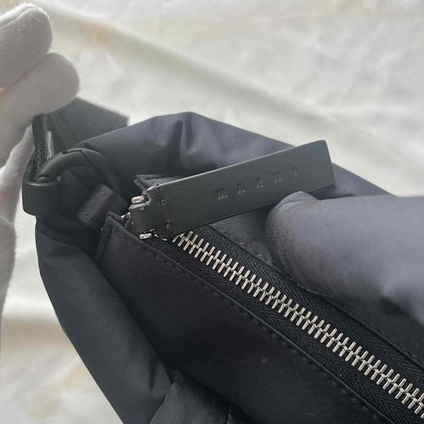 人気アイコンも注目マルニ ブラック PUFF ミニトートバッグ偽物BMMP0131U2P646000N99