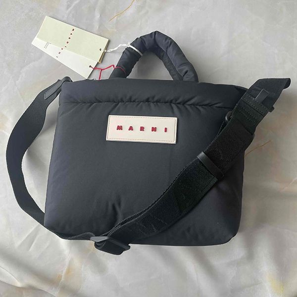 人気アイコンも注目マルニ ブラック PUFF ミニトートバッグ偽物BMMP0131U2P646000N99