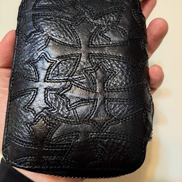 人気アイコンも注目クロムハーツ バンクローバー 偽物セメタリークロス ラウンドジップ レザーウォレット030835