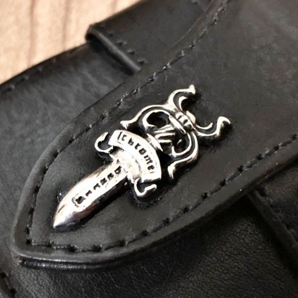 エレガント＆キュートクロムハーツ レナード 偽物カムホート彫金 2nd ダガー 5 コノリーレザー 小銭入れ カードケース030842