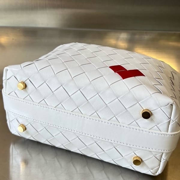 目玉商品！ボッテガ ヴェネタ 偽物 ミニ ウォレス ショルダーバッグ ハート 777898V3TJ18583