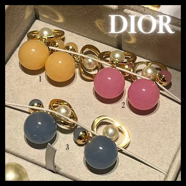 自然で可愛い☆ディオール 偽物 Tribales ロゴ メタル レジンパール ピアス 3色 E3213WOMPL_D57P