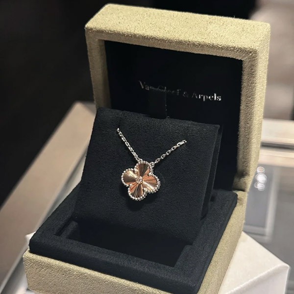 ヴァンクリーフ ホリデー 2024 限定アルハンブラ ペンダント w24101201