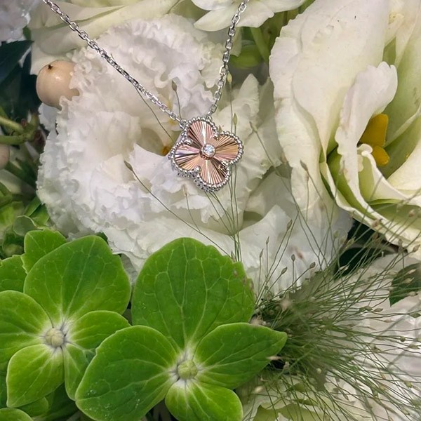 ヴァンクリーフ ホリデー 2024 限定アルハンブラ ペンダント w24101201