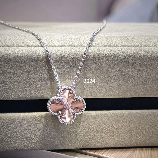 ヴァンクリーフ ホリデー 2024 限定アルハンブラ ペンダント w24101201