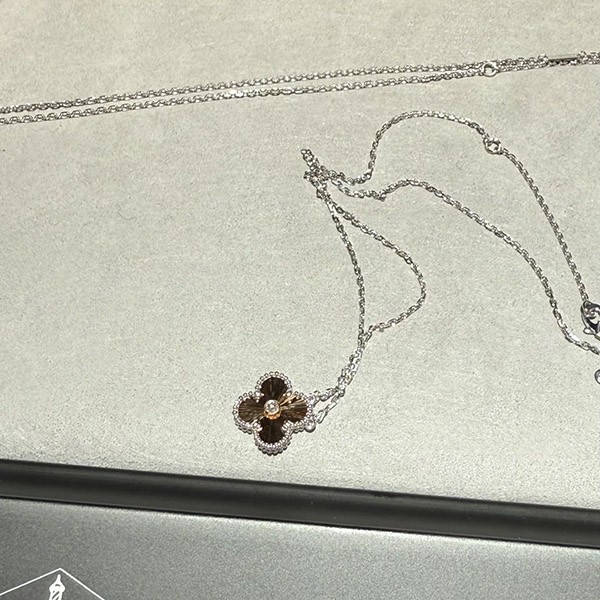 ヴァンクリーフ ホリデー 2024 限定アルハンブラ ペンダント w24101201