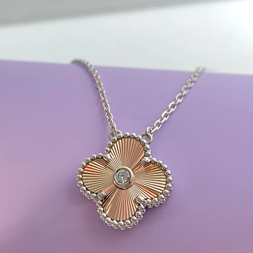 ヴァンクリーフ ホリデー 2024 限定アルハンブラ ペンダント w24101201