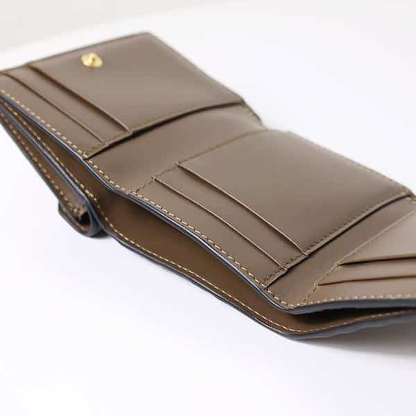 《大人気》フェンディ ミディアムサイズ ffダイヤモンド 三つ折り財布 8m0480adymf13vk