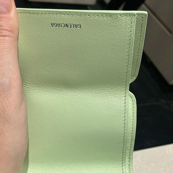 目を惹くカラーバレンシアガ コピー キャッシュ ミニ ウォレット リリーズ プリント "グリーン" 5938132AAPN3677