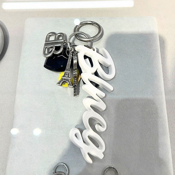 【国内発送☆すぐ届く】バレンシアガ コピー ビッグスーベニア キーリング 8226982ABMT5286