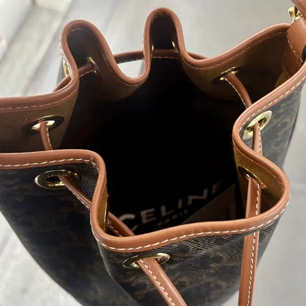 【セリーヌ】ティーンクララ バッグ 偽物 トリオンフキャンバス 121672CAS.04LU