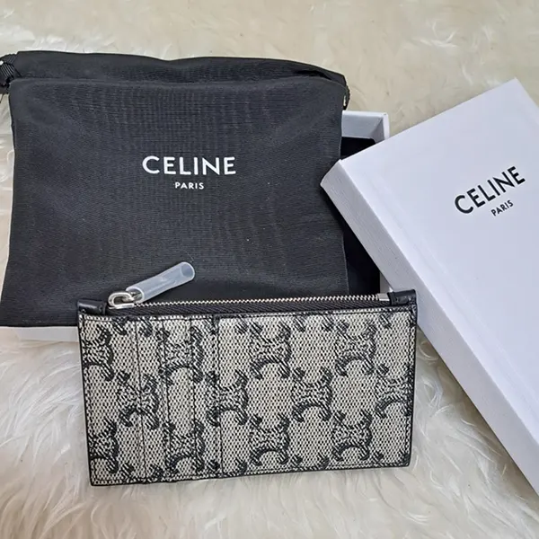 セリーヌ ジップ付きカードホルダー 偽物 10B682GC3