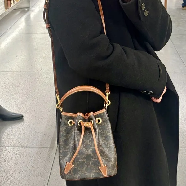 【セリーヌ】ティーンクララ バッグ 偽物 トリオンフキャンバス 121672CAS.04LU