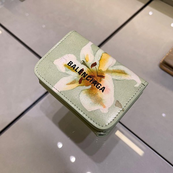 目を惹くカラーバレンシアガ コピー キャッシュ ミニ ウォレット リリーズ プリント "グリーン" 5938132AAPN3677