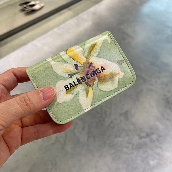 目を惹くカラーバレンシアガ コピー キャッシュ ミニ ウォレット リリーズ プリント "グリーン" 5938132AAPN3677