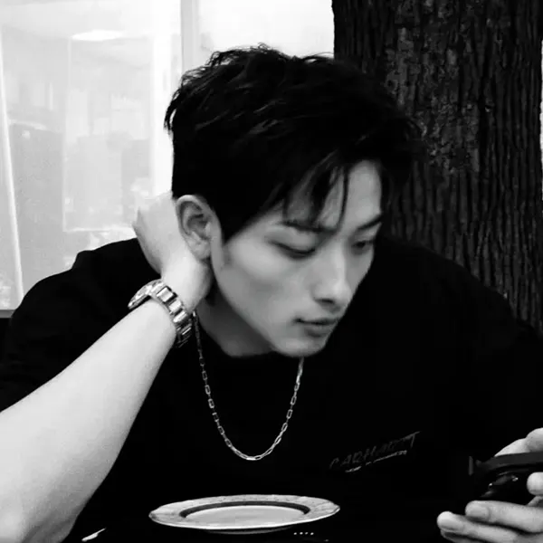 横浜流星 カルティエ サントス ネックレス 芸能人 スーパーコピー B7224583 2色