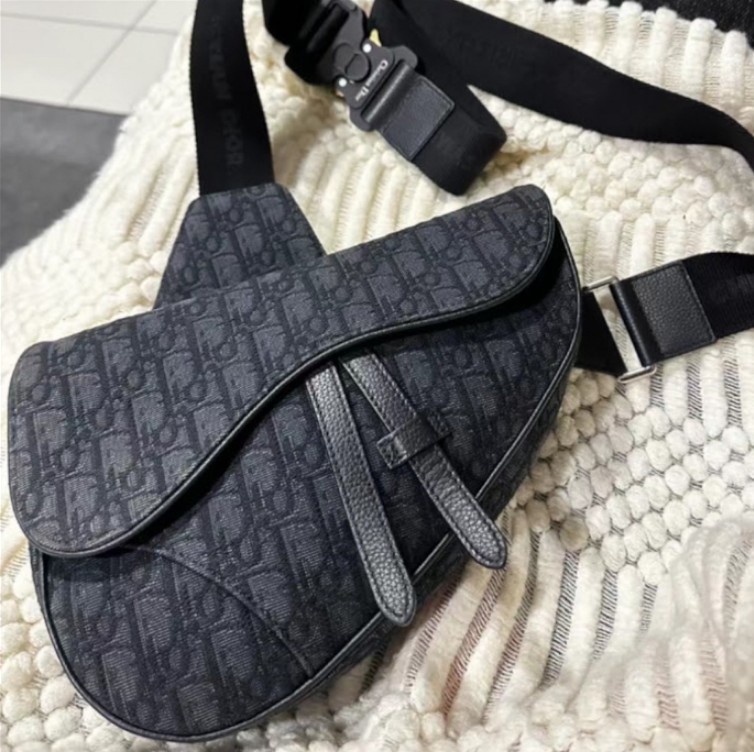 ディオール オブリーク 偽物 サドルバッグ ブラック キャンバス／カーフ 1ADPO093YKY_H00N