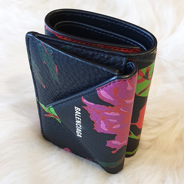 【かわいくて上品♪】バレンシアガ コピー フラワープリント♪3つ折りレター型財布♪黒/オレンジ 25031301