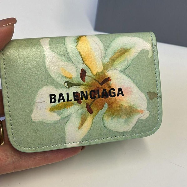 目を惹くカラーバレンシアガ コピー キャッシュ ミニ ウォレット リリーズ プリント "グリーン" 5938132AAPN3677