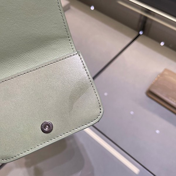 目を惹くカラーバレンシアガ コピー キャッシュ ミニ ウォレット リリーズ プリント "グリーン" 5938132AAPN3677