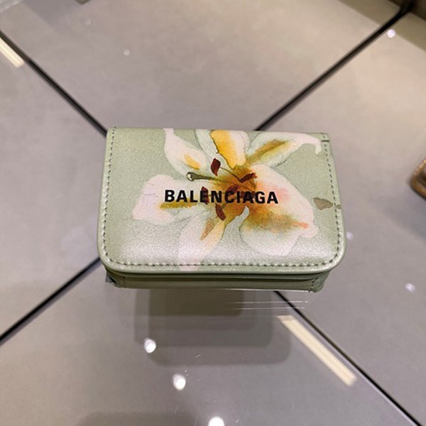 目を惹くカラーバレンシアガ コピー キャッシュ ミニ ウォレット リリーズ プリント "グリーン" 5938132AAPN3677