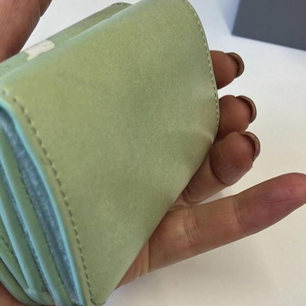 目を惹くカラーバレンシアガ コピー キャッシュ ミニ ウォレット リリーズ プリント "グリーン" 5938132AAPN3677