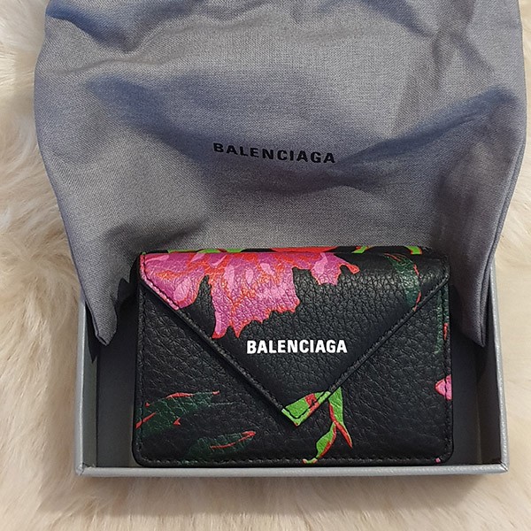【かわいくて上品♪】バレンシアガ コピー フラワープリント♪3つ折りレター型財布♪黒/オレンジ 25031301
