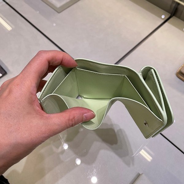 目を惹くカラーバレンシアガ コピー キャッシュ ミニ ウォレット リリーズ プリント "グリーン" 5938132AAPN3677