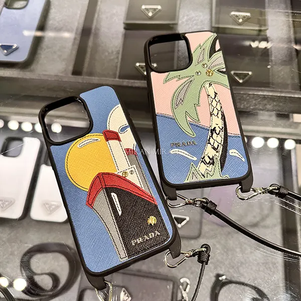 【万能でかわいい♡】プラダ 取り外し可能ストラップ付iPhone16proMaxケース 2ZH211