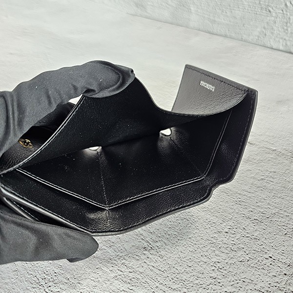 バレンシアガ 偽物 CASH ミニウォレット 小銭入れ付き レザー 三つ折り 財布 25031302